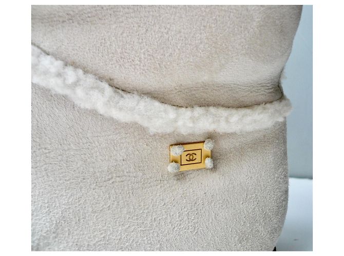CHANEL Hellbeige Wildlederstiefel mit Schafsleinen Größe 40 IT - Ansicht 4