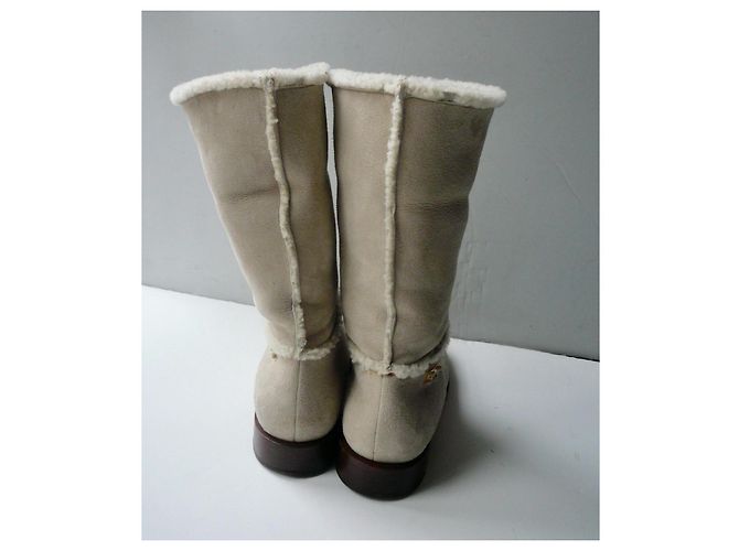 CHANEL Hellbeige Wildlederstiefel mit Schafsleinen Größe 40 IT - Ansicht 5