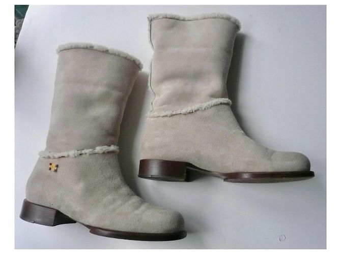 CHANEL Hellbeige Wildlederstiefel mit Schafsleinen Größe 40 IT - Ansicht 6