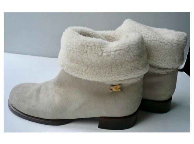 CHANEL Hellbeige Wildlederstiefel mit Schafsleinen Größe 40 IT - Ansicht 8
