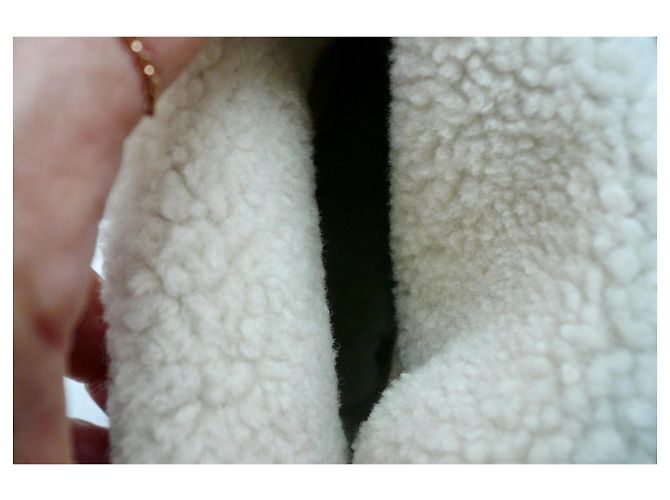 CHANEL Hellbeige Wildlederstiefel mit Schafsleinen Größe 40 IT - Ansicht 9