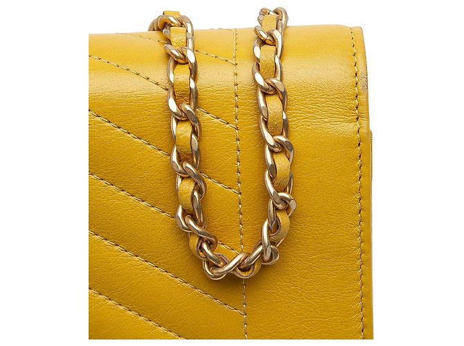 Chanel Giallo Piccolo Flap in Pelle di Agnello a Chevron Inverso - vista 9