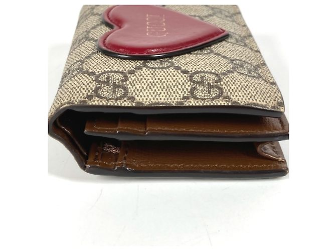 Billetera compacta Gucci GG Supreme Heart Logo Roja Beige - vista 3