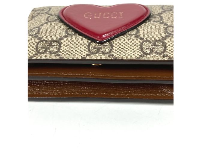 Billetera compacta Gucci GG Supreme Heart Logo Roja Beige - vista 5
