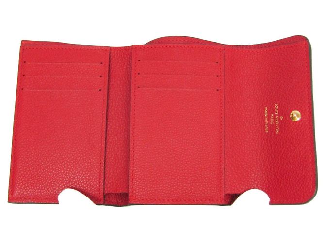 Billetera Compacta Pont Neuf Monogram Empreinte Louis Vuitton Roja Fucsia - vista 3