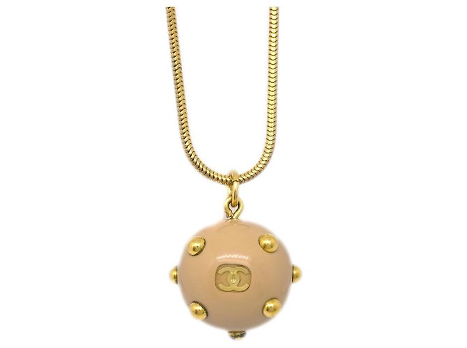 Pendente Chanel Vintage CC Ball in metallo e smalto Beige - vista 2