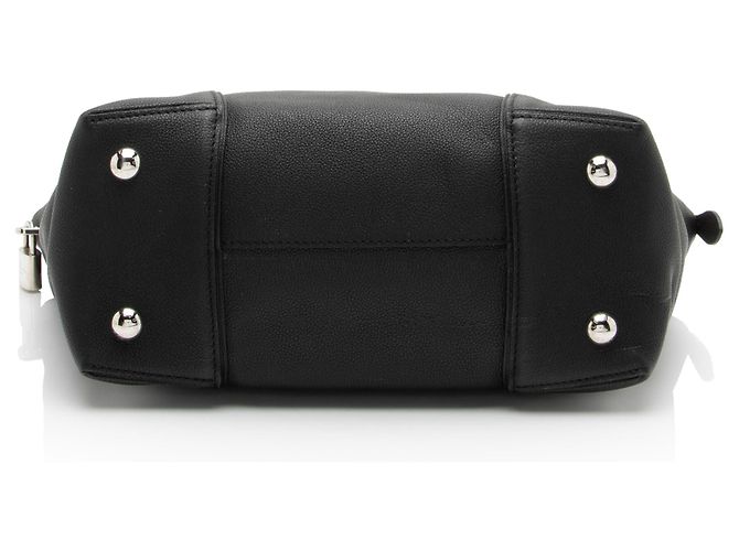 Borsa Soft Lockit MM in Taurillon di Louis Vuitton Nero - vista 4