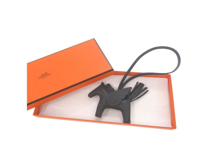 Portachiavi Charm Pegasus Rodeo PM di Hermès Grigio - vista 2