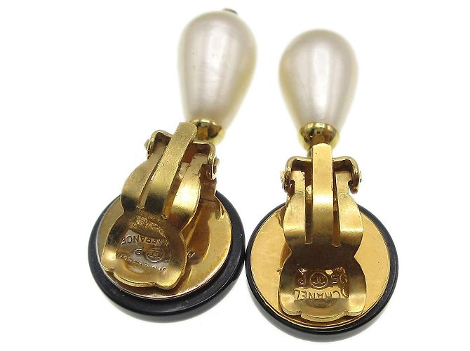 Orecchini pendenti Chanel CC in metallo con perle sintetiche D'oro - vista 2