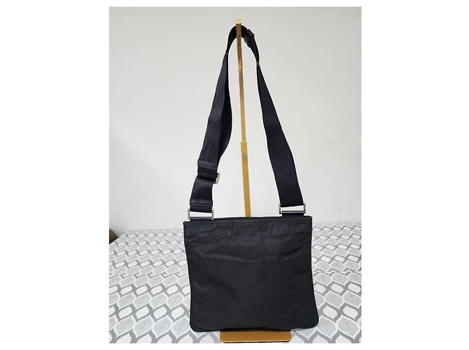 Prada Vintage Vela Nero Schultertasche aus schwarzem Nylon - Ansicht 2