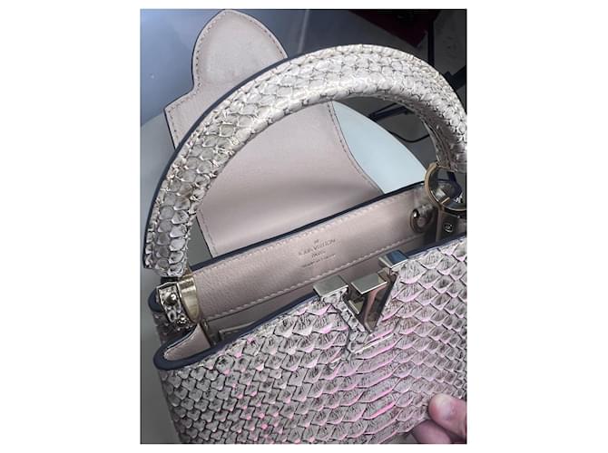 Louis Vuitton Capucines Mini en Python Rosa Metálico - vista 5