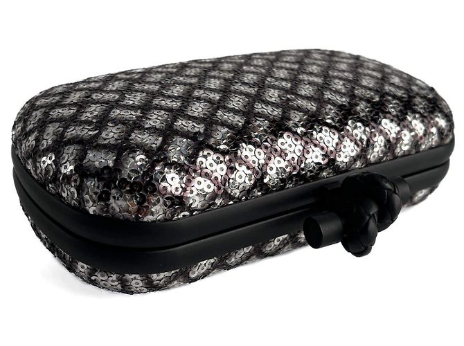 Knot Bottega Veneta Clutch Minauderie Bicolore in Pelle e Paillettes con Nodo - vista 7