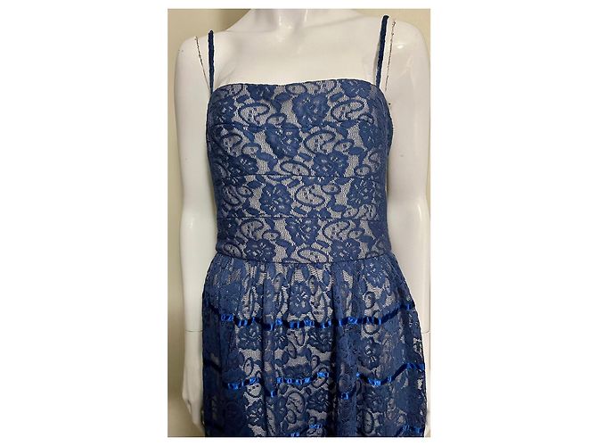 Vera Wang Abendkleid aus blauer Spitze mit Satinverzierung - Ansicht 2