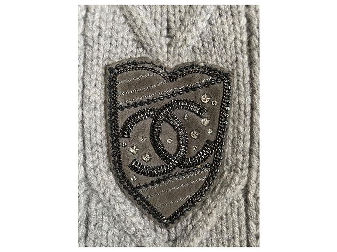 Sciarpa Chanel in cashmere grigio con logo CC e perle - vista 2