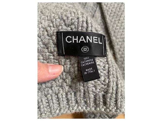 Sciarpa Chanel in cashmere grigio con logo CC e perle - vista 3