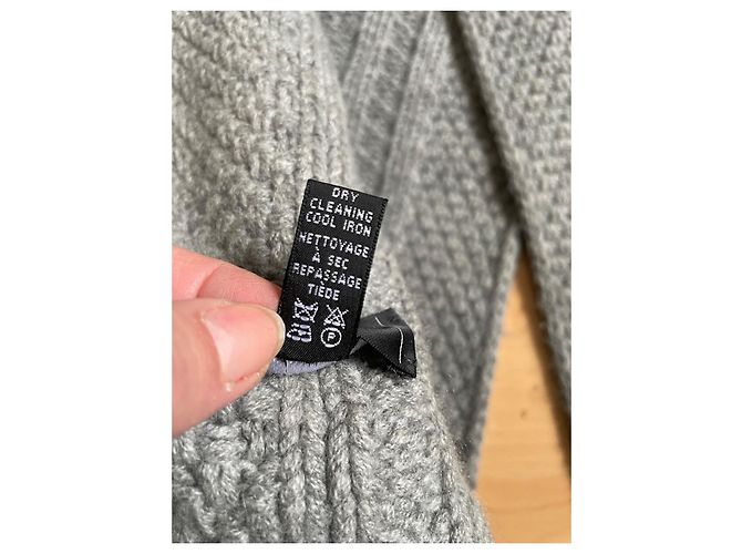 Sciarpa Chanel in cashmere grigio con logo CC e perle - vista 4