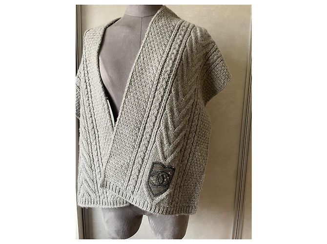 Sciarpa Chanel in cashmere grigio con logo CC e perle - vista 5