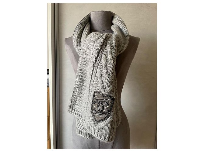 Sciarpa Chanel in cashmere grigio con logo CC e perle - vista 6