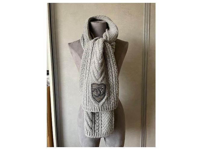 Sciarpa Chanel in cashmere grigio con logo CC e perle - vista 7