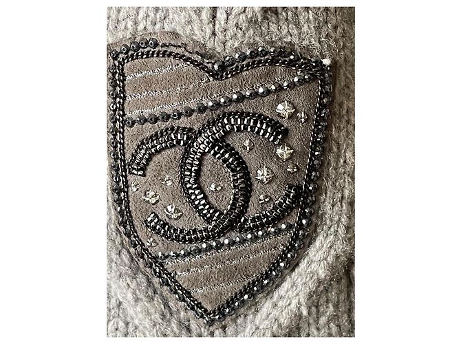 Sciarpa Chanel in cashmere grigio con logo CC e perle - vista 8