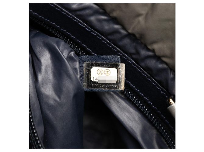 Borsa tote reversibile Chanel Coco Cocoon PM Cachi Blu navy - vista 8