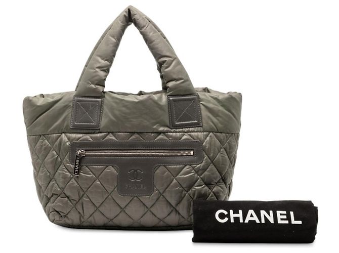 Borsa tote reversibile Chanel Coco Cocoon PM Cachi Blu navy - vista 9