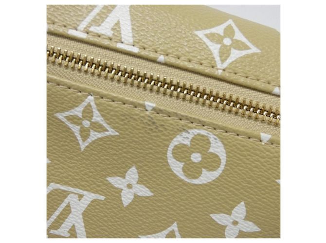 Borsa a Spalla Louis Vuitton Monogram Giant Bumbag M44611 Verde Cachi - vista 4