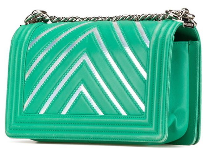 Chanel Boy Flap Chevron Lambskin with Holographic PVC Old Medium Verde - vista 2