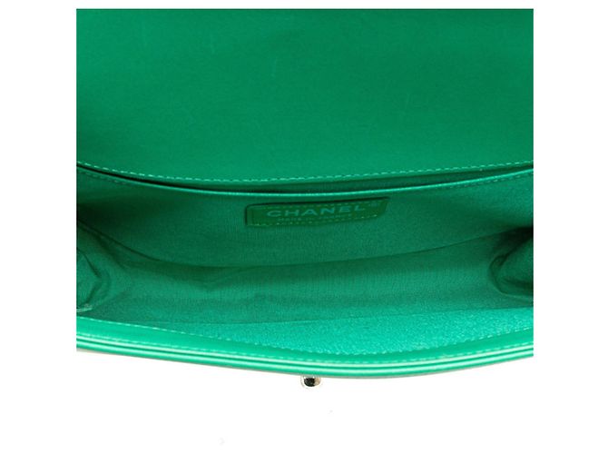 Chanel Boy Flap Chevron Lambskin with Holographic PVC Old Medium Verde - vista 3