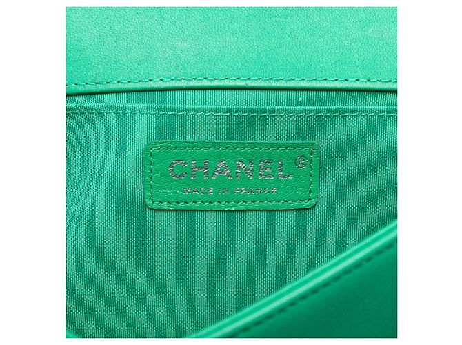 Chanel Boy Flap Chevron Lambskin with Holographic PVC Old Medium Verde - vista 4