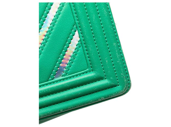 Chanel Boy Flap Chevron Lambskin with Holographic PVC Old Medium Verde - vista 7