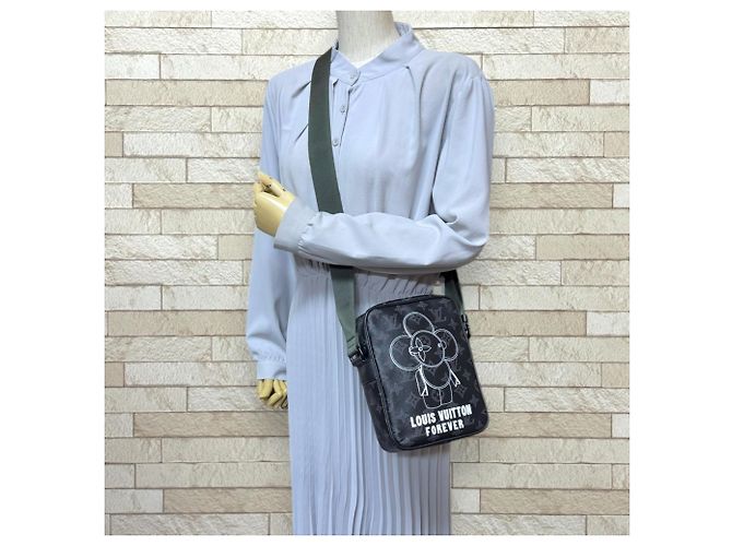 Borsa a Spalla Louis Vuitton Danube PM Vivienne Monogram Eclipse Nero Monogramma - vista 2
