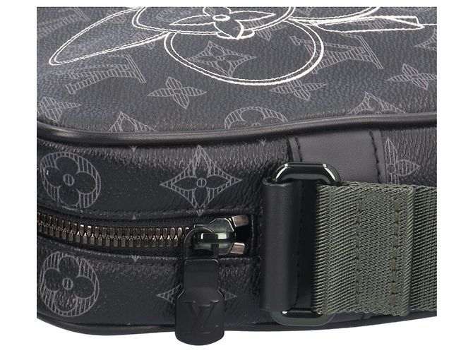 Borsa a Spalla Louis Vuitton Danube PM Vivienne Monogram Eclipse Nero Monogramma - vista 9