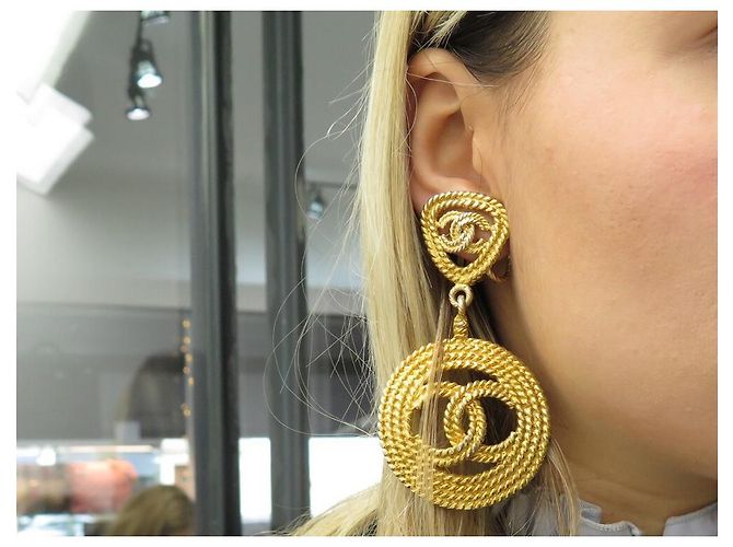ORECCHINI VINTAGE CHANEL 1989 A PENDA LOGO CC DI CASTELLANE D'oro - vista 11