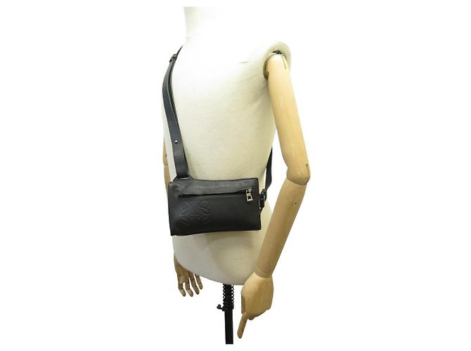 LOEWE T POCKET VERTIKALE CLUTCH-TASCHE AUS SCHWARZEM GRAINED-LEDER - Ansicht 5