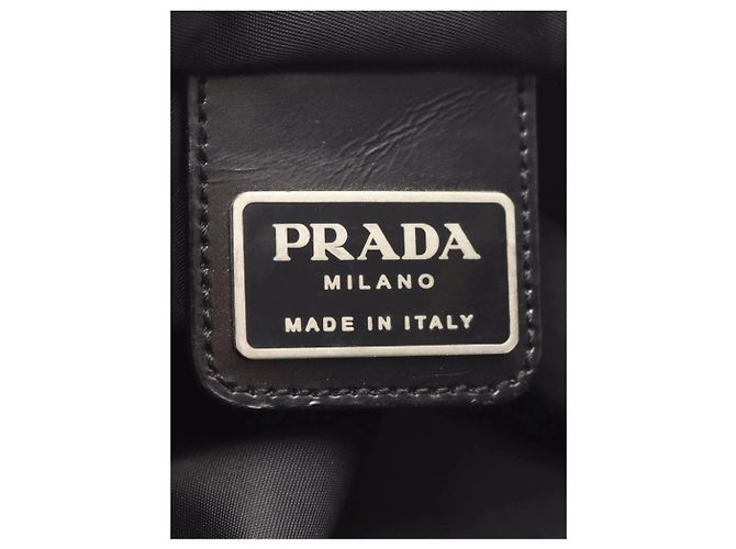 Prada Schultertasche aus schwarzem Re-Nylon - Ansicht 4
