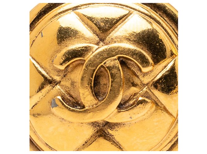 Orecchini rotondi a clip in oro placcato CC trapuntato di Chanel D'oro - vista 3