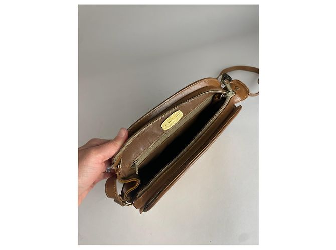 Vintage Givenchy Leder Schultertasche mit Monogramm in Braun - Ansicht 5