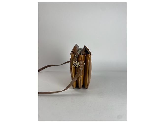 Vintage Givenchy Leder Schultertasche mit Monogramm in Braun - Ansicht 8