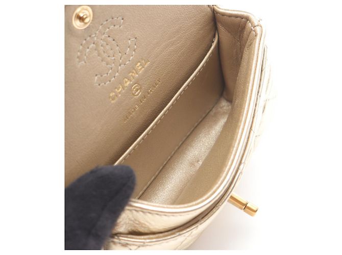 Charm della borsa classica Matelassé di Chanel D'oro Crudo - vista 3