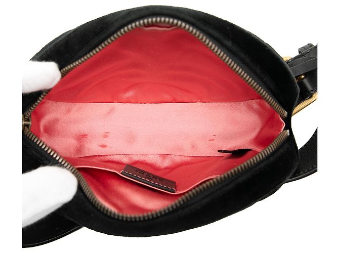 Belt bag in velluto matelassé GG Marmont nero di Gucci - vista 4