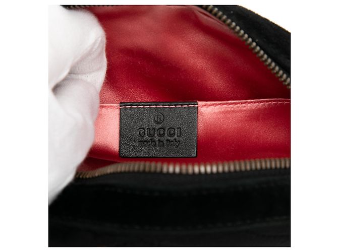 Belt bag in velluto matelassé GG Marmont nero di Gucci - vista 5