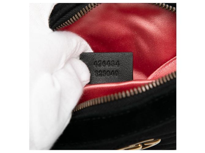 Belt bag in velluto matelassé GG Marmont nero di Gucci - vista 6