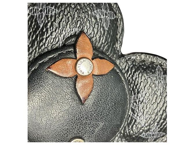 Llave Doudou Vivienne Monogram Louis Vuitton Negro - vista 6