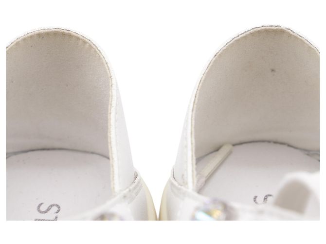 Tênis baixos conversíveis Goldie Shine em couro branco da Stuart Weitzman Cru - vista 9