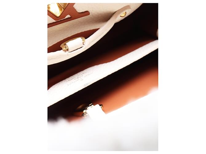 Louis Vuitton Sac Capucines en shearling crème Écru - vue 8