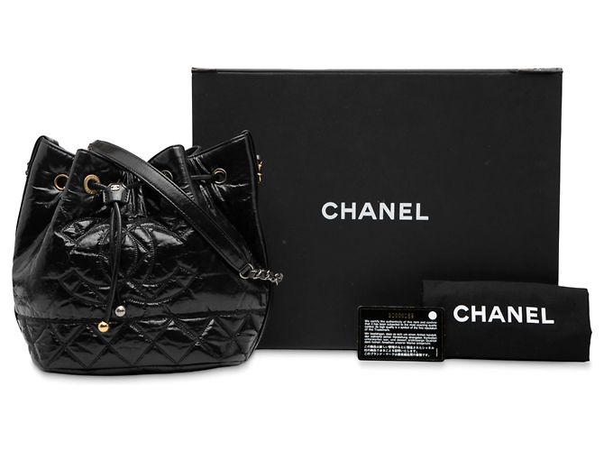 Borsa a secchiello con cordino in vitello invecchiato nero lucido CC di Chanel - vista 8