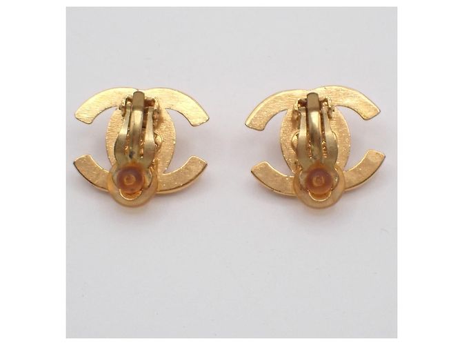 Chanel CC Bottone Clip-On in metallo D'oro - vista 2