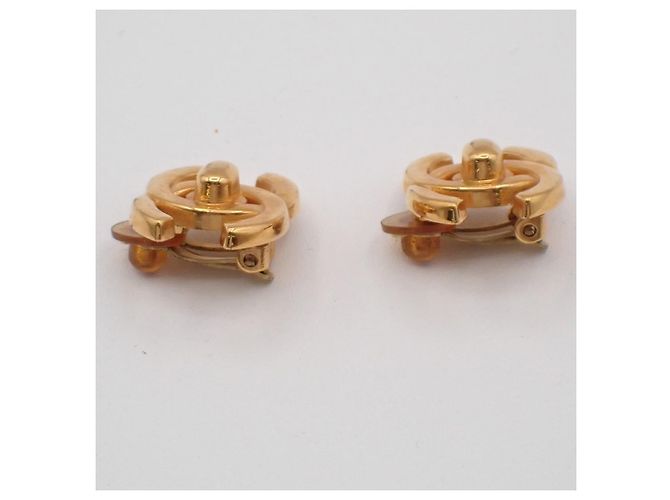 Chanel CC Bottone Clip-On in metallo D'oro - vista 3
