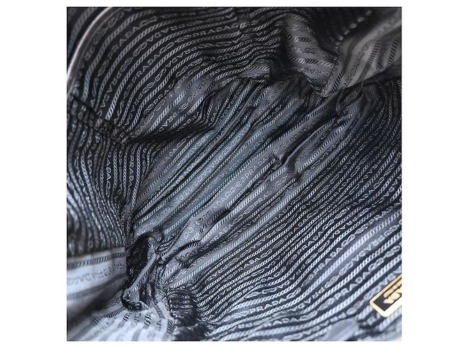 Tote Prada Umhängetasche mit umwandelbarem Seitenfach aus Chevron-Tessuto Medium Schwarz - Ansicht 5